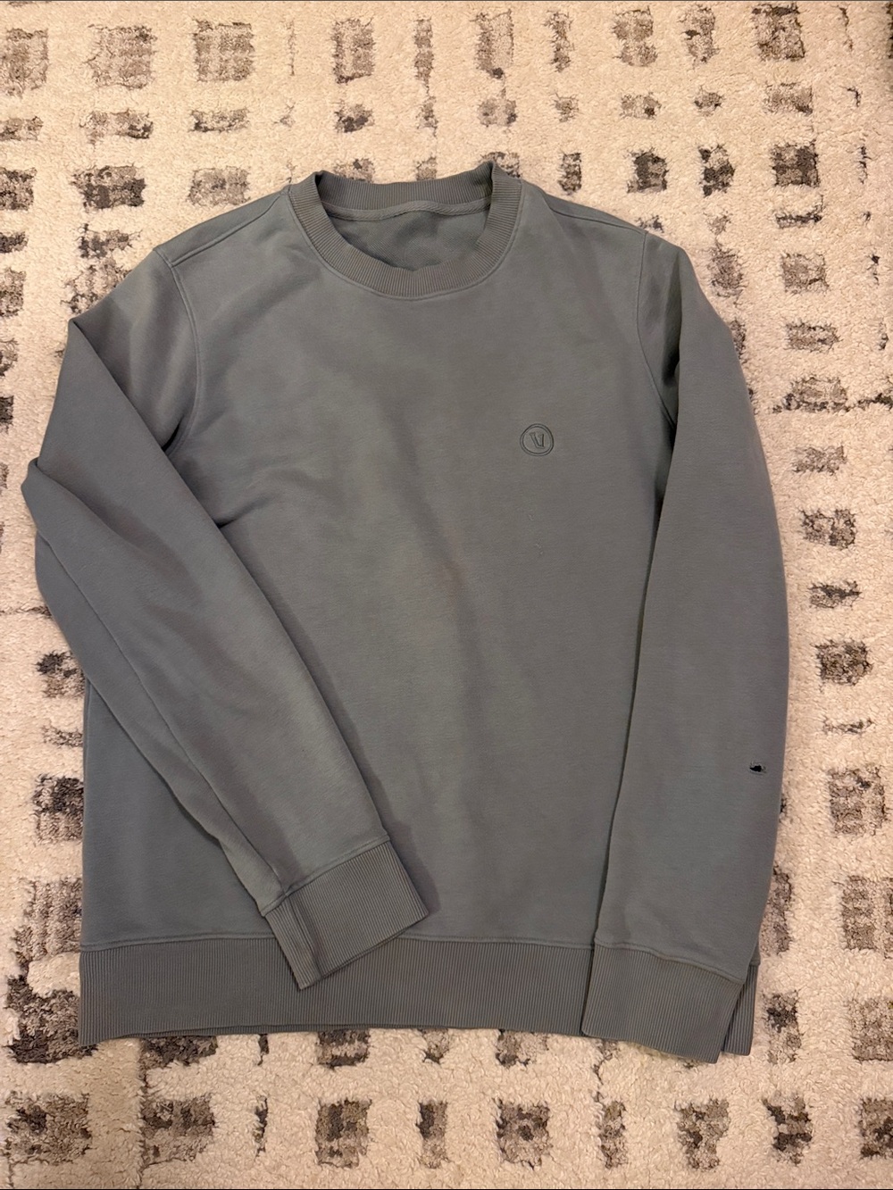 Vuori Men's Gray Crew Neck Pullover Sweatshirt Logo Long Sleeve Size M